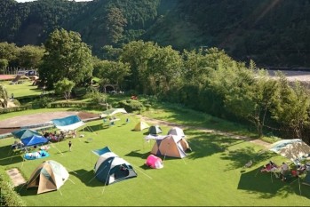 Image of 四万十ひろばキャンプ場(区画フリーサイト) park in Shimanto, Kochi, Japan Image of 四万十ひろばキャンプ場(区画フリーサイト) park in shimanto, kochi, japan