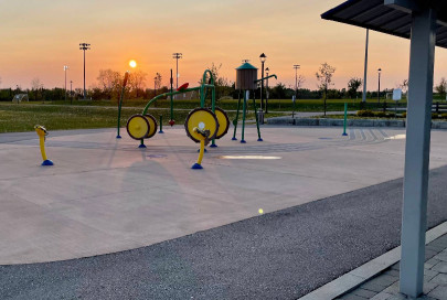 Image of Henderson Memorial Community Park park in Bradford West Gwillimbury, Ontario, Canada Image of Henderson Memorial Community Park park in bradford-west-gwillimbury, ontario, canada