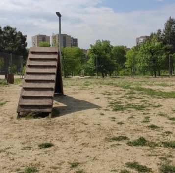 Image of Parque para perros Del Parque de la Cuña Verde de O'Donnell park in Madrid, Madrid, Spain Image of Parque para perros Del Parque de la Cuña Verde de O'Donnell park in madrid, madrid, spain